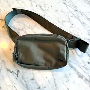 NWOT - Lululemon Everywhere Belt Bag - Rare Color